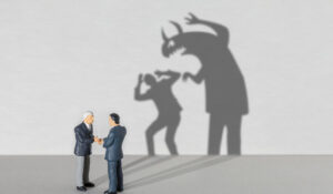 誰才是真正的受害者？「下對上」職場霸凌的防制與因應